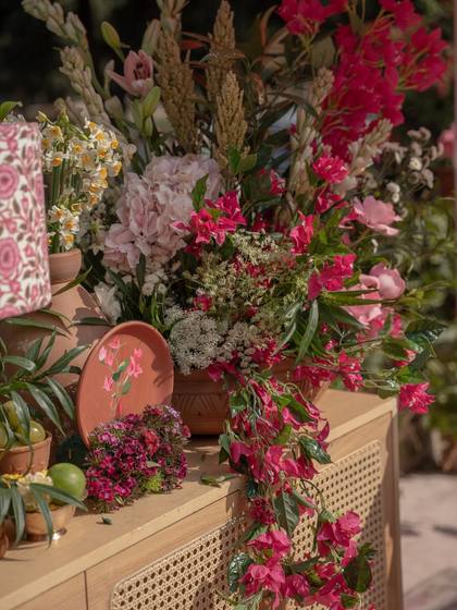 Floral detail and Tablescape — Mehendi decor — Alila + Samode Jaipur